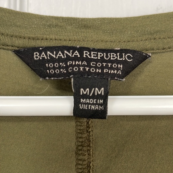 BANANA REPUBLIC light weight olive tshirt with pocket, sz med - Picture 2 of 4
